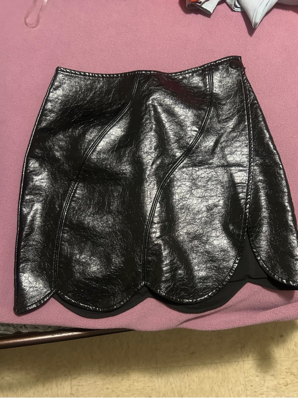 Social Tourist Scalloped Hem Faux Leather Mini Skirt in Black